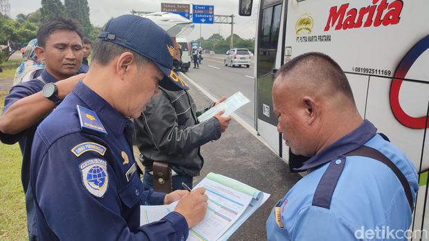 Petugas gabungan menggelar ramp check (inspeksi keselamatan) kendaraan di Tol Jagorawi Km 45 yang mengarah ke Bogor. Truk ODOL terjaring petugas. (Rizky AM/detikcom)