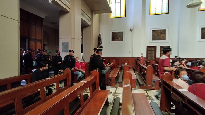 Petugas menyisir gereja di Bandung untuk memastikan tak ada bom.