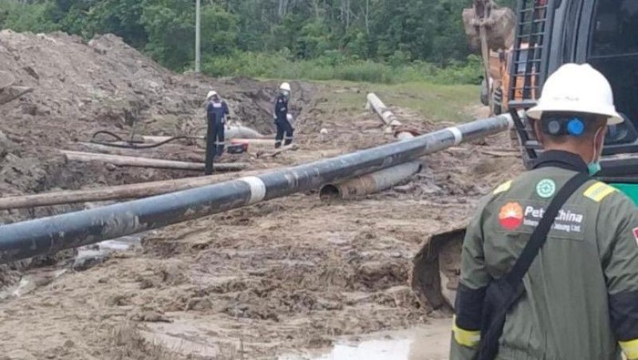 Petugas saat melihat lokasi pipa gas yang bocor di Tanjabbbar, Jambi. (ANTARA/HO-Eko)