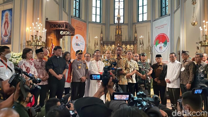 Pj Gubernur DKI Heru Budi, Kapolda Irjen Fadil Imran, Pangdam Jaya Mayjen TNI mengunjungi Gereja Katedral.