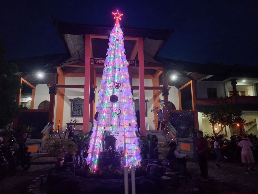 Pohon Natal dari Botol-Sedotan Bekas Hiasi Gereja Sabda Bayu, Singaraja Sabtu (24/12/2022). (Made Wijaya Kusuma)