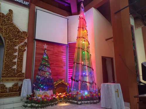 Pohon Natal Datal Botol-Sedotan Bekas Hiasi Gereja Sabda Bayu, Singaraja Sabtu (24/12/2022). (Made Wijaya Kusuma)
