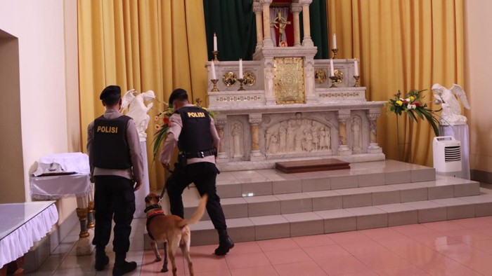 Polisi melakukan sterilisasi di sejumlah gereja di Kabupaten Semarang jelang Natal, Sabtu (24/12/2022).