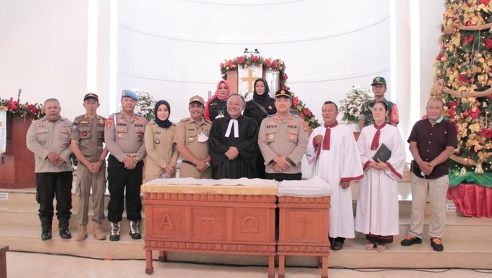 Polisi mengecek pengamanan di 9 gereja di Cipayung, Jaktim
