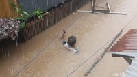 Banjir yang melanda permukiman di Lingkungan Buttatoa, Kelurahan Pettuadae, kecamatan Turikale, Kabupaten Maros mencapai leher orang dewasa. (Foto: Edward Ridwan/detikSulsel)