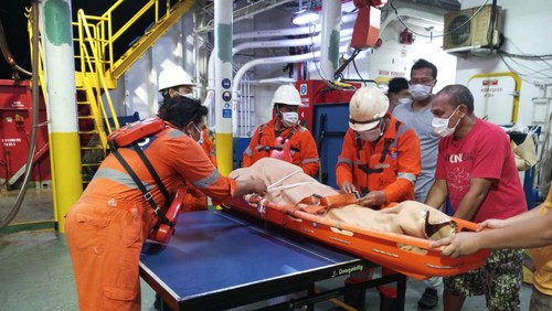 Proses evakuasi korban kapal Supply Ahts Endeavour berbendera Indonesia dengan rute Benoa, Bali menuju Pelabuhan Lembar. Foto: IST