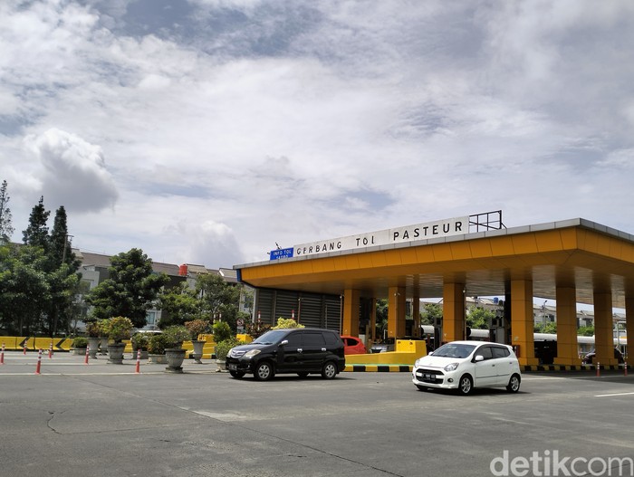 Ratusan ribu kendaraan masuk ke Bandung via gerbang Tol Pasteur.