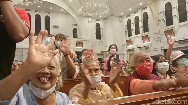Reaksi jemaat di Gereja Katedral Semarang saat kedatangan Gubernur Jateng Ganjar Pranowo, Sabtu (24/12/2022).