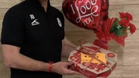 Hubungan Gonzalez dan keluarga selalu romantis. Ini momen Gonzalez ketika ia mendapat kejutan berupa pizza dari istri dan anak-anaknya. Foto: Instagram