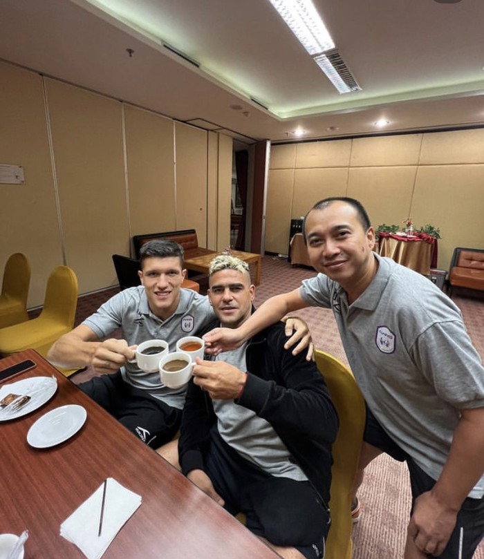 Romantisnya Cristian Gonzalez saat Makan Bareng Istri dan Anak-anak Romantisnya Cristian Gonzalez saat Makan Bareng Istri dan Anak-anak