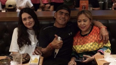 Romantisnya Cristian Gonzalez saat Makan Bareng Istri dan Anak-anak