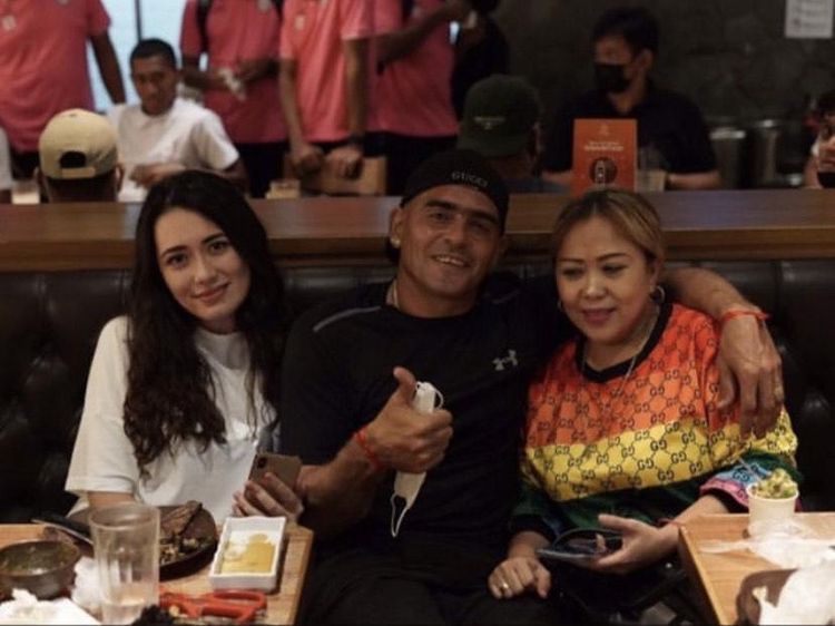 Romantisnya Cristian Gonzalez saat Makan Bareng Istri dan Anak-anak