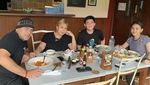 Romantisnya Cristian Gonzalez saat Makan Bareng Istri dan Anak-anak