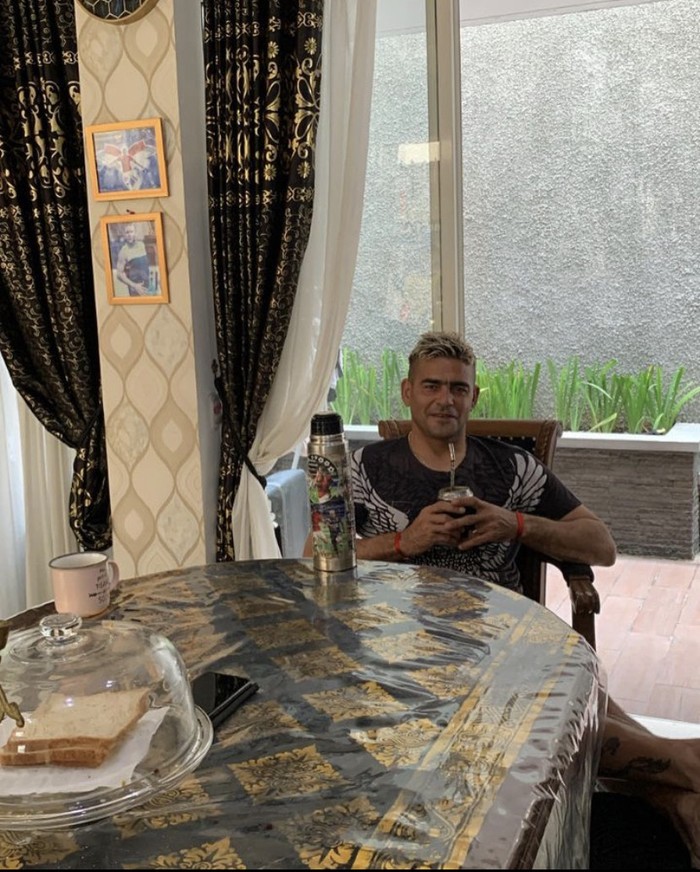 Romantisnya Cristian Gonzalez saat Makan Bareng Istri dan Anak-anak