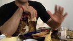 Romantisnya Cristian Gonzalez saat Makan Bareng Istri dan Anak-anak