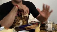 Ini adalah momen buka puasa bersama, Gonzalez menemani sang anak saat menikmati menu buka puasa. Foto: Instagram