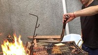  Saat lebaran Idul Adha pun Gonzalez turut serta. Ia bahkan menyiapkan api arang untuk membakar sate. Foto: Instagram