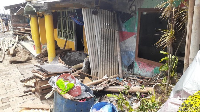 Rumah di RW 15, Kelurahan Tanjung Mas, Semarang Utara, rusak berat dihantam gelombang tinggi. Foto diambil Sabtu (24/12/2022).