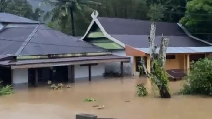 Rumah terendam banjir di Maros, Sulsel.