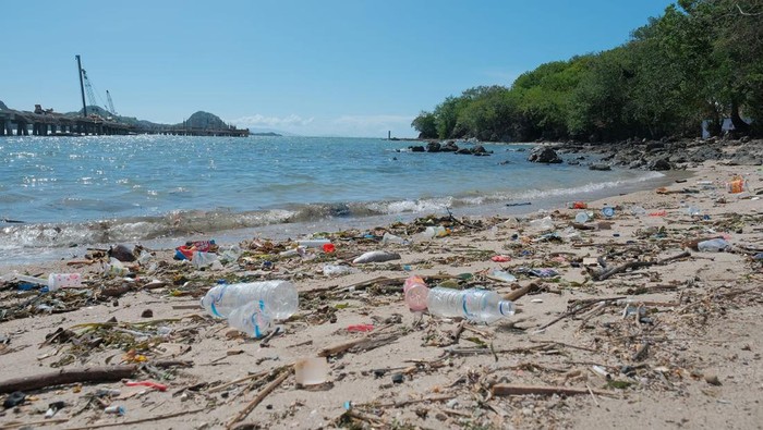 Sampah di pantai Labuan Bajo
