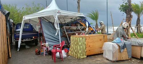 Sebanyak 8 tenda milik para pedagang yang direlokasi dari Pasar Seni Kuta rusak akibat diterjang angin kencang pada Jumat (23/12/2022) malam. (Triwidiyanti/detikBali)