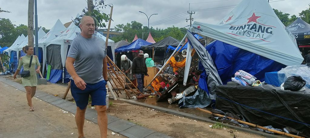 Sebanyak 8 tenda milik para pedagang yang direlokasi dari Pasar Seni Kuta rusak akibat diterjang angin kencang pada Jumat (23/12/2022) malam. (Triwidiyanti/detikBali)