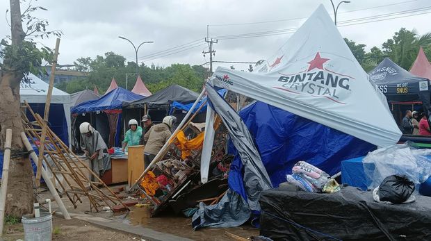 Sebanyak 8 tenda milik para pedagang yang direlokasi dari Pasar Seni Kuta rusak akibat diterjang angin kencang pada Jumat (23/12/2022) malam. (Triwidiyanti/detikBali)