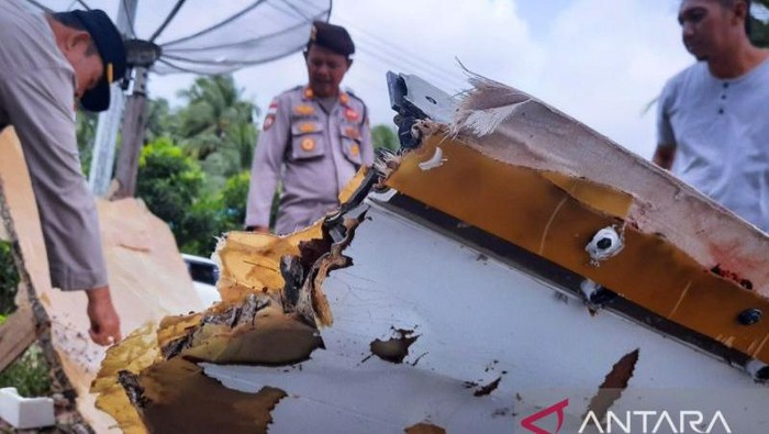 Sebuah puing mirip badan pesawat ditemukan warga pesisir Pantai Air Danau, Sejuba, Desa Sepempang, Natuna, Kepri, Sabtu (24/12). (ANTARA/Cherman)