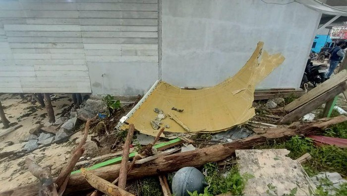 Sebuah puing mirip badan pesawat ditemukan warga pesisir Pantai Air Danau, Sejuba, Desa Sepempang, Natuna, Kepri, Sabtu (24/12). (ANTARA/Cherman)