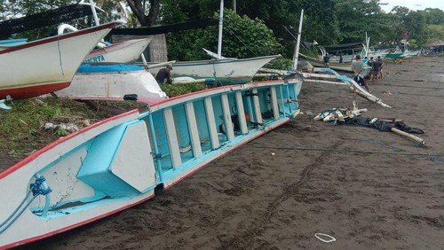 Sejumlah jukung atau perahu cadik milik warga di Pantai Lovina, Desa Kalibukbuk, Kecamatan/Kabupaten Buleleng, Bali, rusak dihantam ombak, Jumat (23/12/2022) malam.