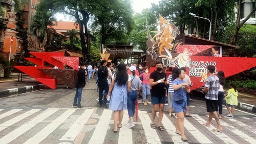Sejumlah pengunjung memadati area Denpasar Festival ke-15, Sabtu (24/12/2022). (Ni Made Lastri Karsiani Putri/detikBali)