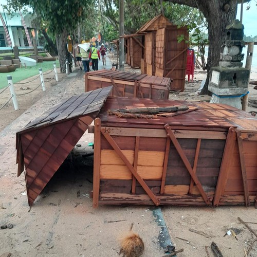 Sejumlah rombong pedagang yang terbuat dari kayu ulin di Pantai Kuta hancur diterjang gelombang pasang, Jumat (23/12/2022) malam.