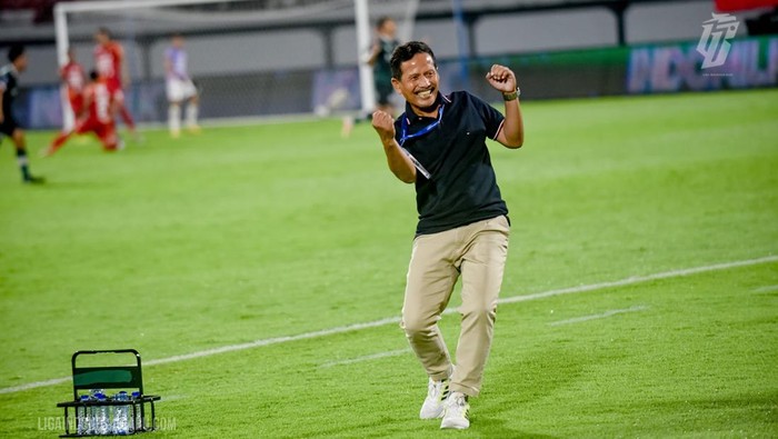 Selebrasi pelatih Persikabo 1973 Djadjang Nurdjaman.