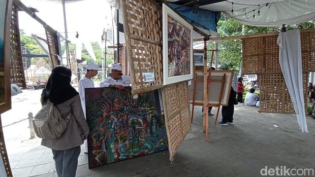 Seniman melukis 'Kota Tasikmalaya' jelang tutup tahun 2022