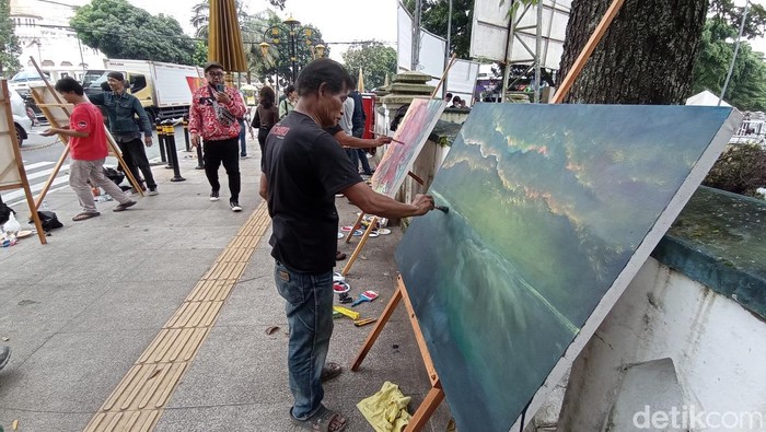 Seniman melukis Kota Tasikmalaya jelang tutup tahun 2022