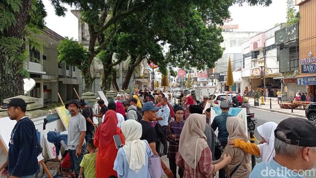 Seniman melukis 'Kota Tasikmalaya' jelang tutup tahun 2022