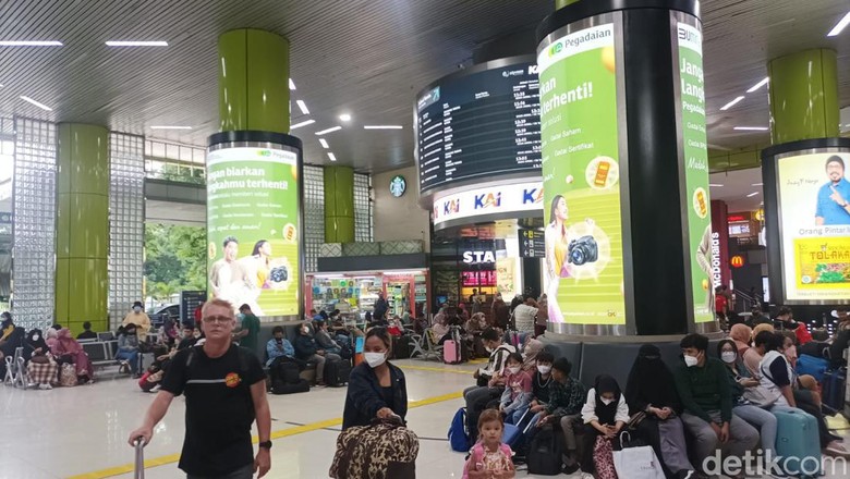Situasi terkini di Stasiun Gambir, Jakarta, Sabtu (24/12/2022). Situasi terkini di Stasiun Gambir, Jakarta, Sabtu (24/12/2022).