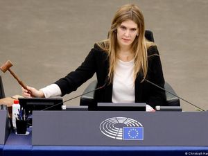 Skandal Korupsi di Uni Eropa Seperti Skenario Rumit Film Mafia