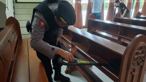 Polres Buleleng saat melakukan kegiatan sterilisasi di 4 gereja yang ada di Buleleng, Sabtu (24/12/2022).