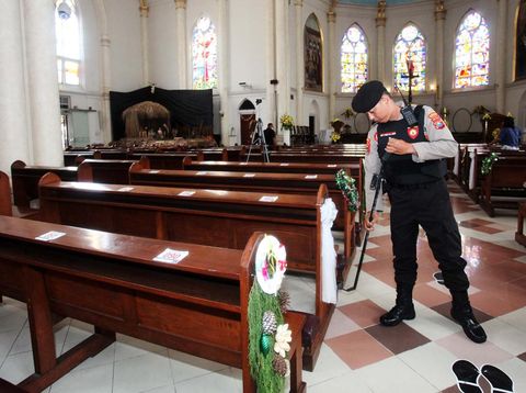 Polisi menggunakan anjing pelacak saat melakukan penyisiran di Gereja Katolik Kelahiran Santa Perawan Maria, Surabaya, Jawa Timur, Sabtu (24/12/2022). Kegiatan itu untuk memberikan keamanan dan kenyamanan bagi umat Kristiani dalam melaksanakan ibadah Natal. ANTARA FOTO/Didik Suhartono/YU
