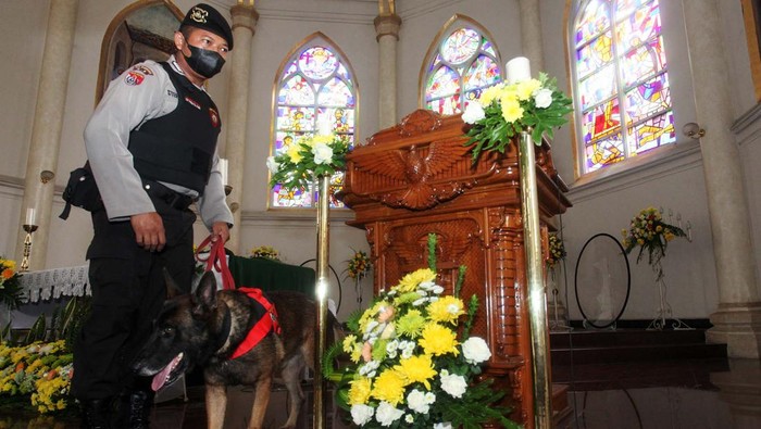Polisi menggunakan anjing pelacak saat melakukan penyisiran di Gereja Katolik Kelahiran Santa Perawan Maria, Surabaya, Jawa Timur, Sabtu (24/12/2022). Kegiatan itu untuk memberikan keamanan dan kenyamanan bagi umat Kristiani dalam melaksanakan ibadah Natal. ANTARA FOTO/Didik Suhartono/YU