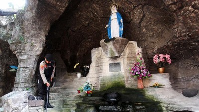 Jelang Misa Natal, Polisi Sterilisasi Gereja di Surabaya