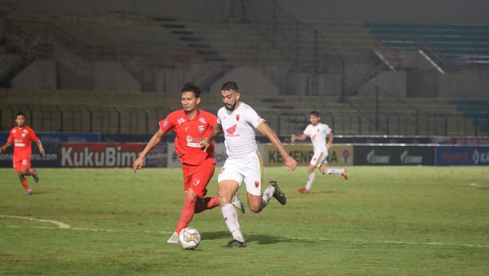 Striker PSM Makassar Everton Nascimento saat adu sprint dengan pemain Borneo FC