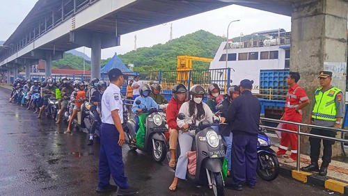 Suasana antrean kendaraan yang akan menyeberang melalui Pelabuhan Padangbai terlihat masih normal (istimewa)