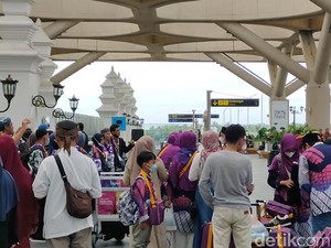 Curhat Pemudik Nataru di Bandara YIA: Harga Tiket Pesawat Naik