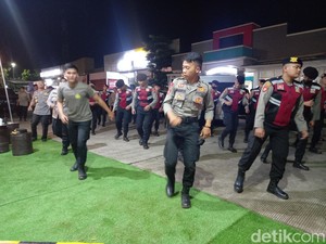 Mengusir Penat di Rest Area Tol Cipali dengan Lagu dan Tarian