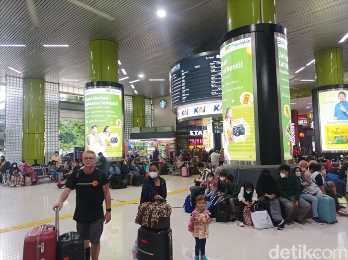Suasana di Stasiun Gambir menjelang Natal