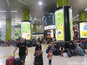 H-1 Natal, Suasana di Stasiun Gambir Ramai Terkendali