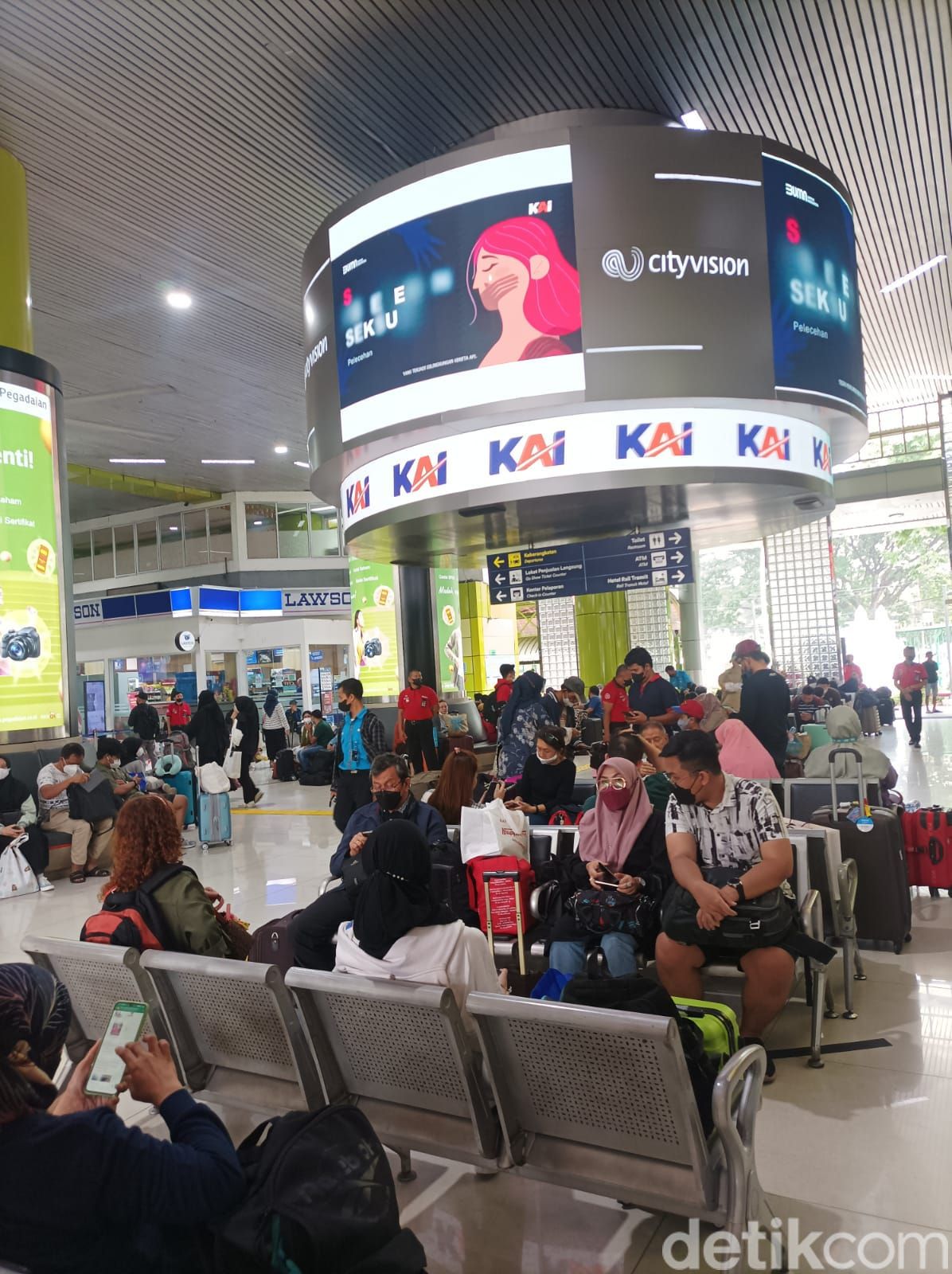Suasana di Stasiun Gambir menjelang Natal