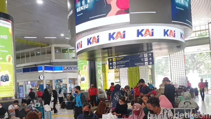 Suasana di Stasiun Gambir menjelang Natal
